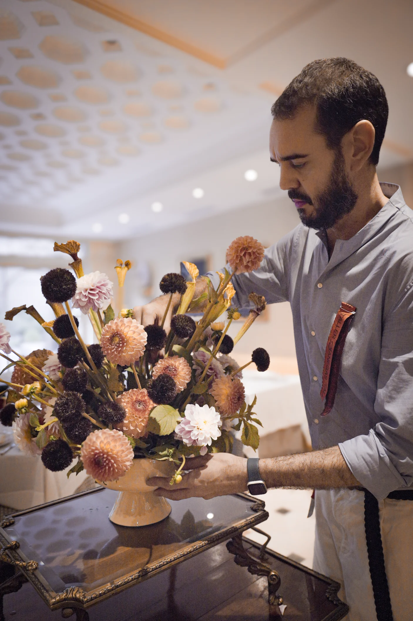 Alejandro preparando flores